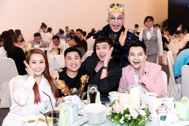 MC Thanh Bạch và anh chị em nghệ sỹ đến dự