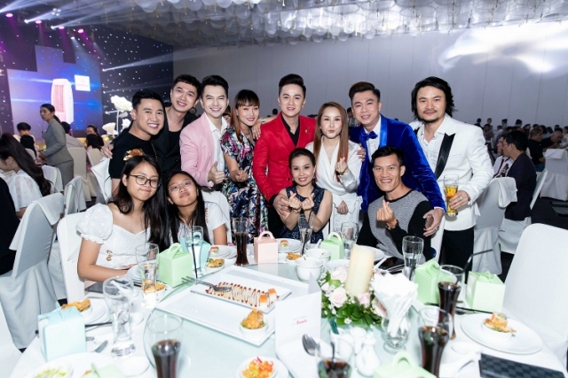 Giới ca sỹ trẻ đến dự