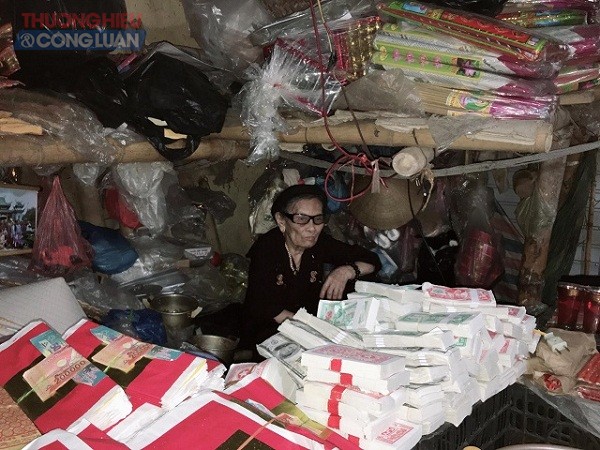 Cụ b&agrave; N.T.Y b&ecirc;n sạp h&agrave;ng m&atilde; nhỏ trong chợ huyện cũng l&agrave; nạn nh&acirc;n trong vụ vỡ hụi