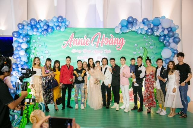 Giới văn nghệ sỹ đến dự