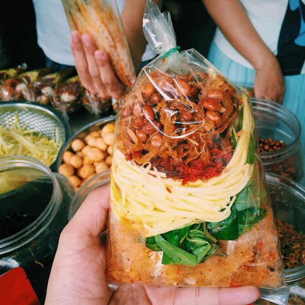 Bánh tráng trộn - một trong những món ăn hấp dẫn của ẩm thực đường phố Sài Gòn