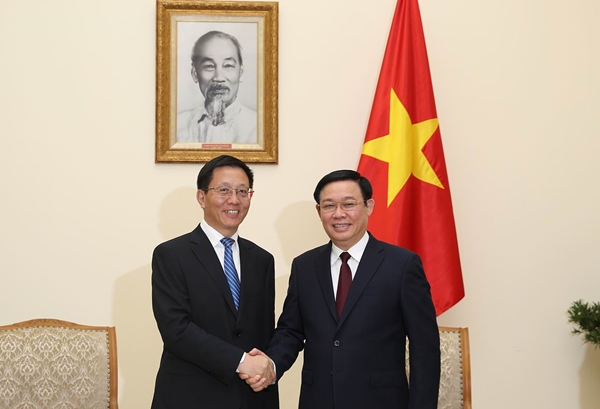 Phó Thủ tướng Vương Đình Huệ tiếp Phó Bí thư Tỉnh ủy tỉnh Vân Nam Vương Dư Ba (Ảnh VGP/Thành Chung)