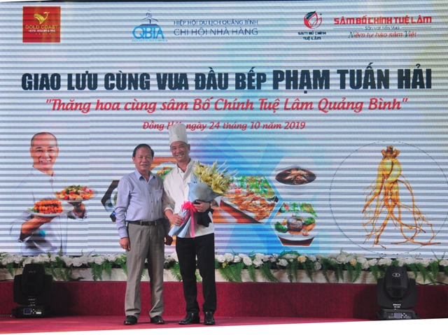 Chủ tịch Hiệp hội du lịch tỉnh Quảng Bình Nguyễn Văn Kỳ tặng hoa cho vua đầu bếp Phạm Tuấn Hải
