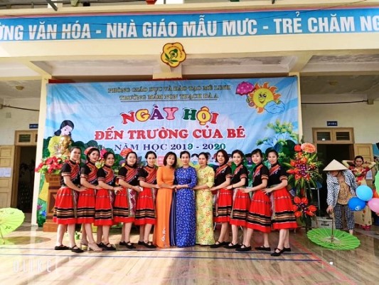 Ảnh c&aacute;c c&ocirc; gi&aacute;o nh&acirc;n dịp tổ chức Ng&agrave;y hội đến trường của b&eacute;