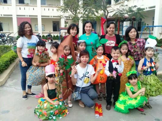 C&ocirc; v&agrave; tr&ograve; Trường MN Thạch Đ&agrave; A sau giờ diễn văn nghệ