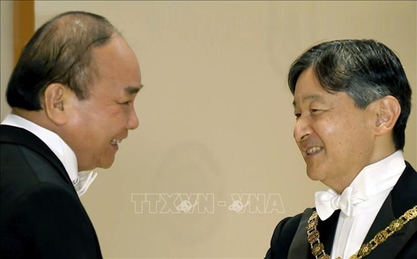 Nhà vua Nhật Bản Naruhito đón Thủ tướng Nguyễn Xuân Phúc (Ảnh: TTXVN)