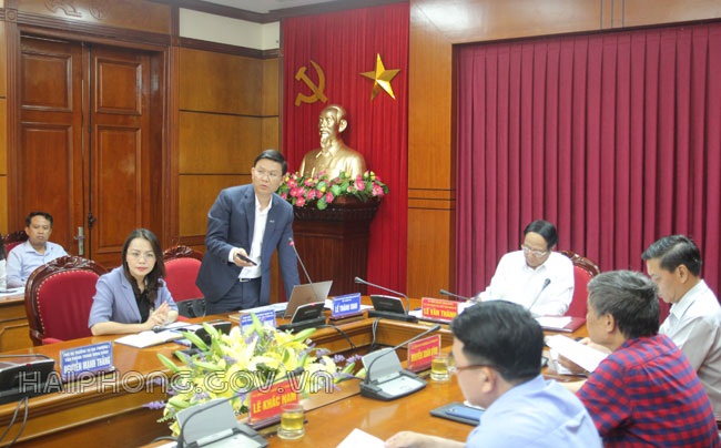 Ông Lê Thành Vinh – Phó Chủ tịch Thường trực Tập đoàn FLC trình bày phương án kiến trúc dự án tại buổi làm việc