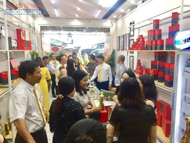 Khách hàng đến tham quan, mua sắm tại Showroom thị xã Ba Đồn, Quảng Bình