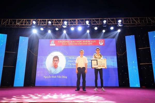 TS. Trương Huy Hoàng – Bí thư Đảng ủy, Hiệu trưởng nhà trường trao thưởng cho Thủ khoa năm 2019