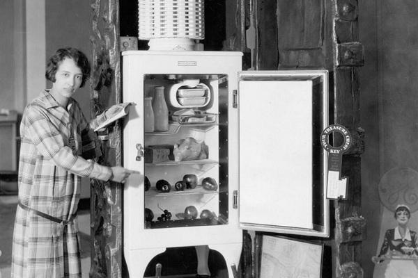 Chiếc tủ lạnh khép kín với máy nén đặt phía dưới đáy tủ ra đời năm 1916