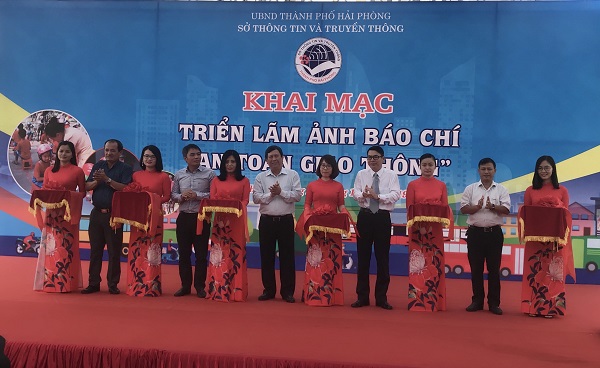 Lễ cắt băng khai mạc triển l&atilde;m ảnh b&aacute;o ch&iacute; 