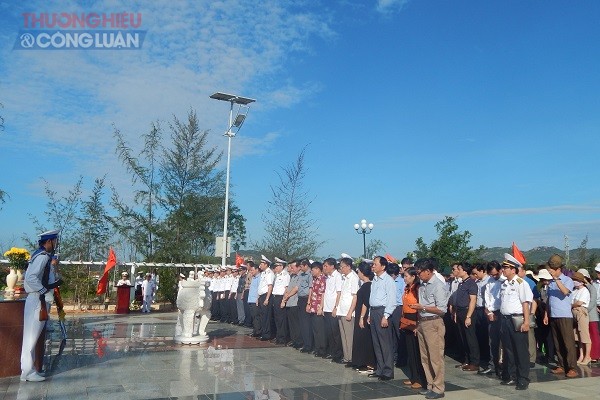 Đoàn đại biểu thắp hương tưởng niệm các Anh hùng liệt sĩ đã hy sinh để bảo vệ chủ quyền biển, đảo của Tổ quốc.