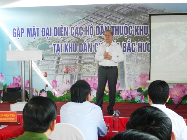 Chủ tịch UBND tỉnh Thừa Thiên Huế đang nói chuyện với người dân