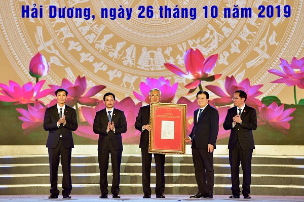 Phó Thủ tướng Chính phủ Trịnh Đình Dũng đã trao Quyết định công nhận thành phố Hải Dương là đô thị loại I cho lãnh đạo thành phố Hải Dương.