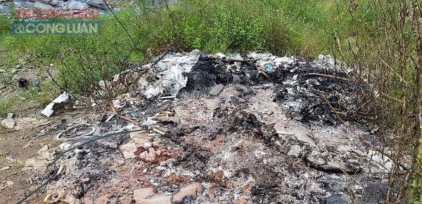 Nhiều vật liệu được đốt cháy ngay tại các bãi đất trống trong khuôn viên bệnh viện