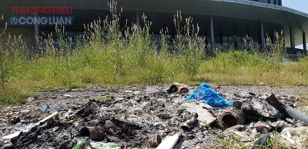 Nhiều vật liệu được đốt cháy ngay tại các bãi đất trống trong khuôn viên bệnh viện