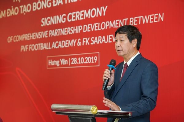 Ông Lê Khắc Hiệp, Phó chủ tịch Tập đoàn Vingroup, Chủ tịch Hội đồng Quản lý Quỹ Đầu tư và Phát triển tài năng Bóng đá Việt Nam - PVF phát biểu tại Lễ ký kết