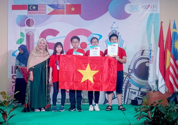 Bốn học sinh đoạt HCV tại Cuộc thi Khoa học quốc tế năm 2019 (Nguồn: TTXVN)