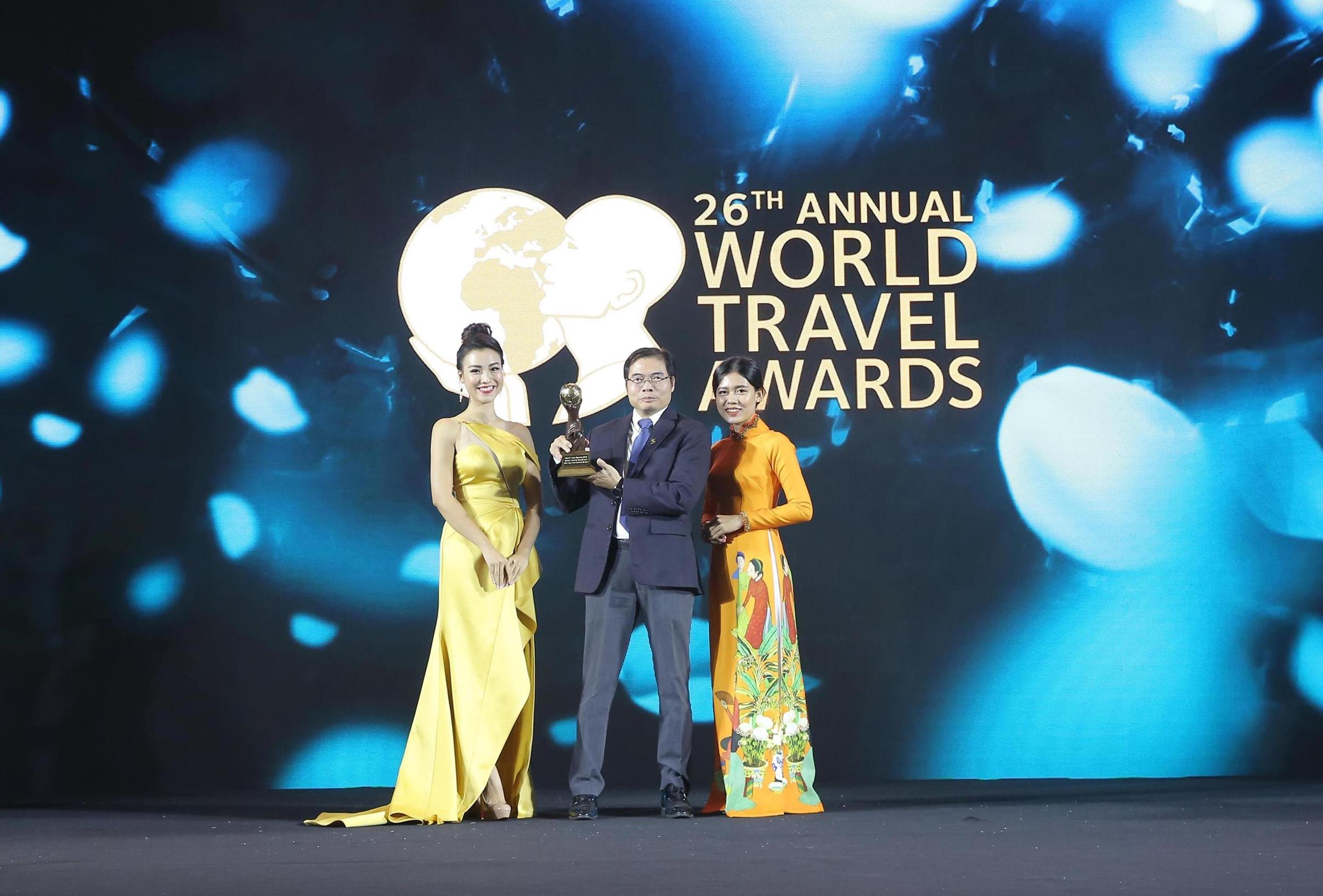 Giám đốc Cảng HKQT Vân Đồn Phạm Ngọc Sáu nhận giải thưởng tại lễ trao giải của WTA