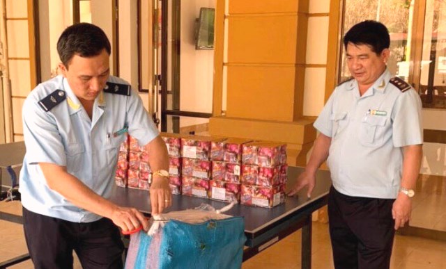 Kon Tum: Thu giữ nhiều bao tải pháo vô chủ