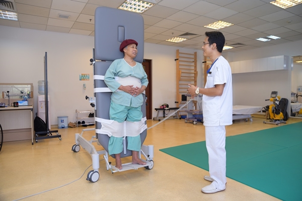 Sau 2 lần gh&eacute;p tế b&agrave;o gốc, c&ocirc; bộ đội B&ugrave;i Thị M&ugrave;i đ&atilde; đứng cả tiếng đồng hồ với dụng cụ trợ gi&uacute;p m&agrave; vẫn thấy vững v&agrave;ng, d&ugrave; trước đ&oacute; c&ocirc; bị liệt ho&agrave;n to&agrave;n th&acirc;n dưới 4 năm