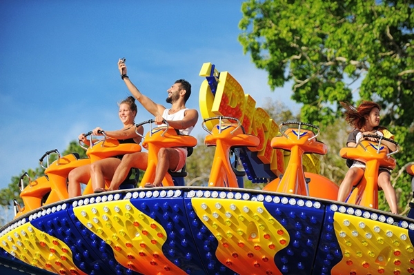 Bể bơi &ldquo;h&ograve;a lẫn&rdquo; bầu trời