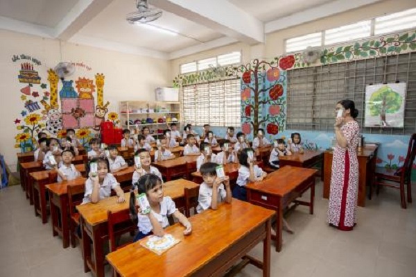 Từ tháng 11/2019, gần 70.000 học sinh mầm non và tiểu học công lập của tỉnh Vĩnh Long sẽ chính thức được thụ hưởng chương trình Sữa học đường.