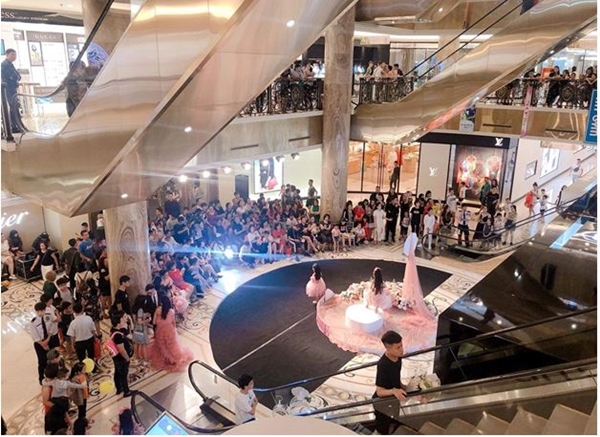 Bên cạnh phục vụ mua sắm, Tràng Tiền Plaza thường tổ chức nhiều hoạt động giải trí vào các dịp lễ.