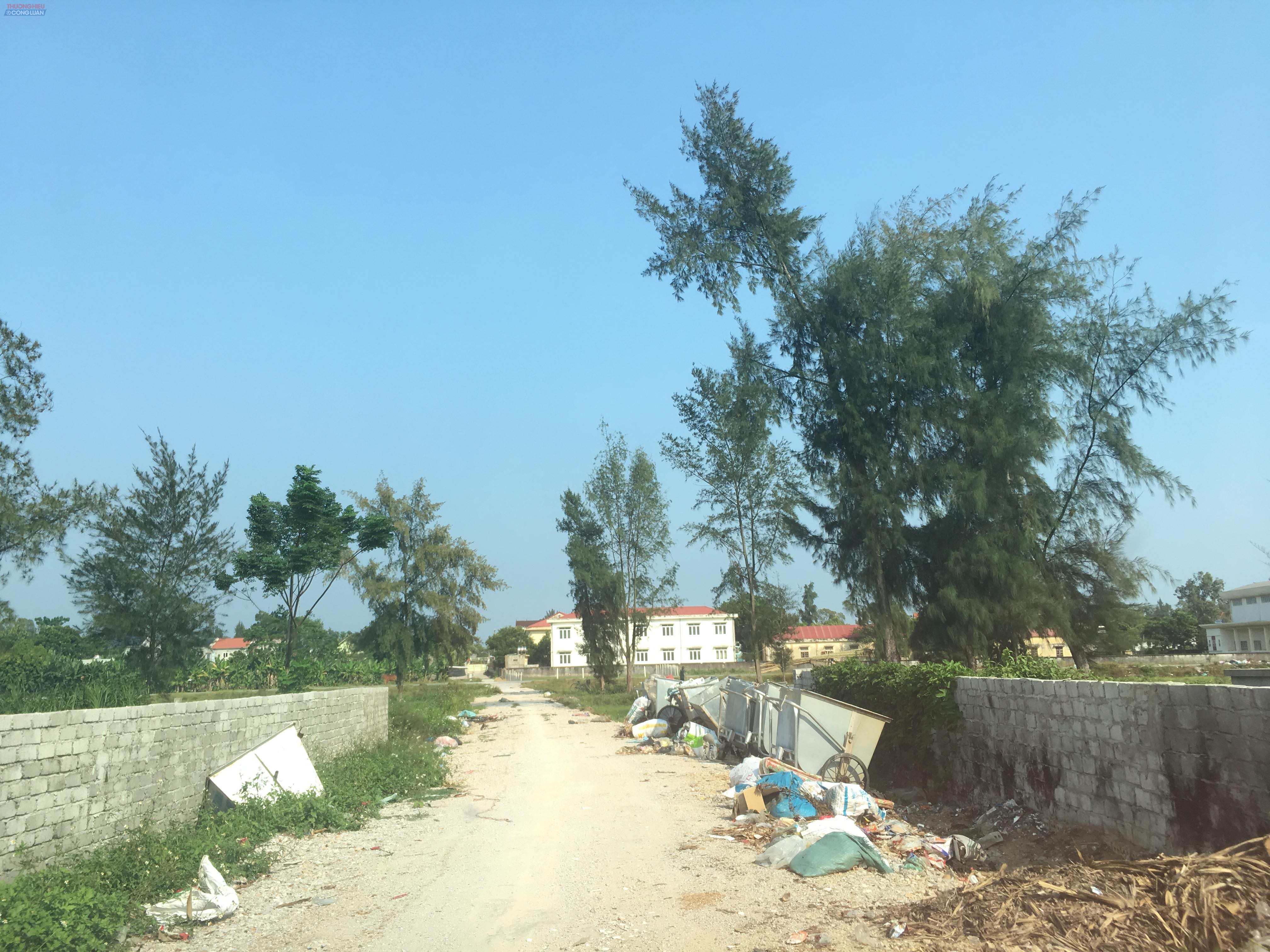 Trường THCS Quảng Thái có khoảng cách rất gần với bãi rác