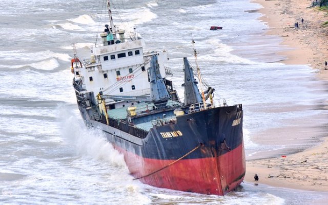 Bình Định: Hỗ trợ khẩn cấp 48 người trên 4 tàu hàng trôi neo