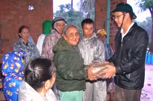 Phú Yên: Di dời khẩn cấp gần 7.000 người tránh bão số 5