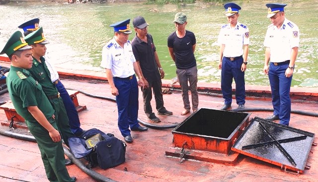 Bộ Tư lệnh Vùng Cảnh sát biển 2: Tạm giữ tàu vận chuyển dầu bẩn không rõ nguồn gốc