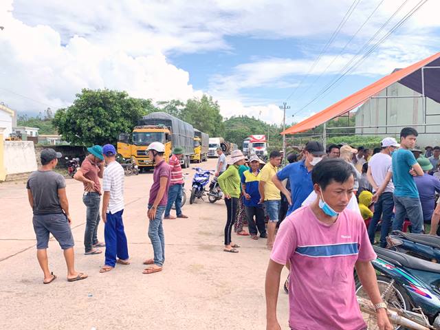 Người d&acirc;n chặn xe vận