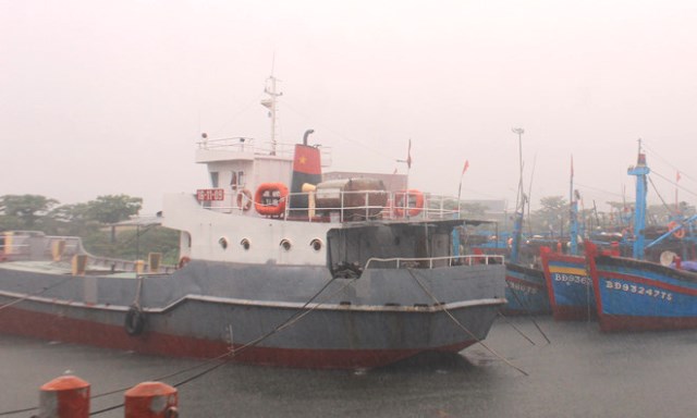 Một tầu h&agrave;ng neo đậu