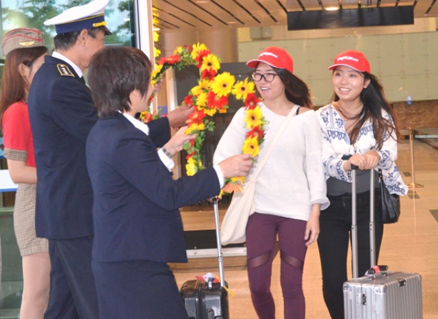 h&agrave;nh kh&aacute;nh đến s&acirc;n bay