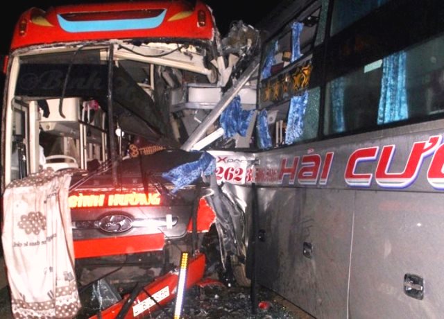 Quảng Nam: Vụ tai nạn liên hoàn 3 xe khách đâm nhau khiến nhiều hành khách bị thương