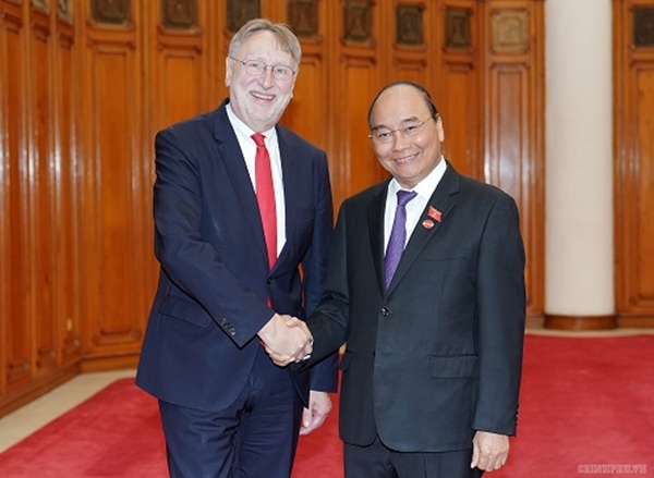 Thủ tướng Nguyễn Xuân Phúc và ông Lange Bernd, Trưởng Đoàn đại biểu Ủy ban Thương mại quốc tế của Nghị viện châu Âu (INTA) (Ảnh: VGP/Quang Hiếu)