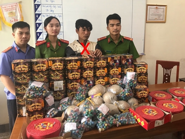 Nghệ An: Bắt đối tượng vận chuyển gần 90 kg pháo