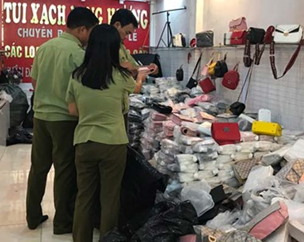 Lực lượng QLTT Hà Nội đã kiểm tra hàng hóa trên thị trường (Ảnh Cục QLTT Hà Nội)