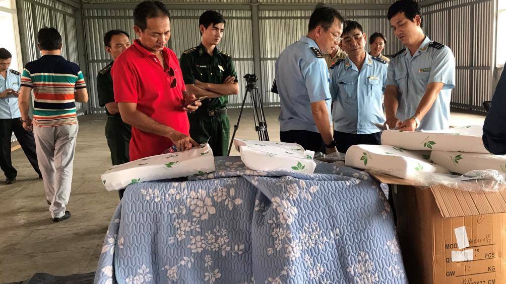 Phát hiện hơn 7 tấn chăn gối đệm hàng Trung Quốc giả mạo xuất xứ Việt Nam