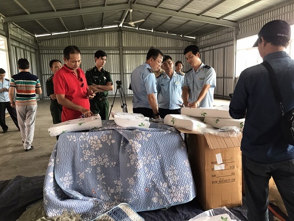Lực lượng chức năng đang kiểm tra lô hàng giả mạo xuất xứ Việt Nam nhập khẩu tử Trung Quốc.