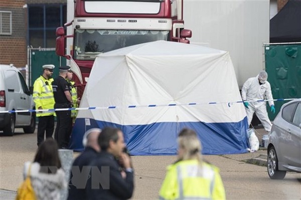 Cảnh sát điều tra tại hiện trường phát hiện 39 thi thể trong container hàng ở khu công nghiệp Waterglade, Essex, Anh, ngày 23/10/2019 (Ảnh: THX/TTXVN)