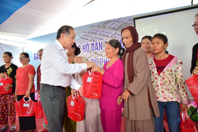 Chủ tịch UBND tỉnh Thừa Thiên Huế Phan Ngọc Thọ tặng quà cho các hộ nghèo khu vực Thượng thành chuẩn bị di dời