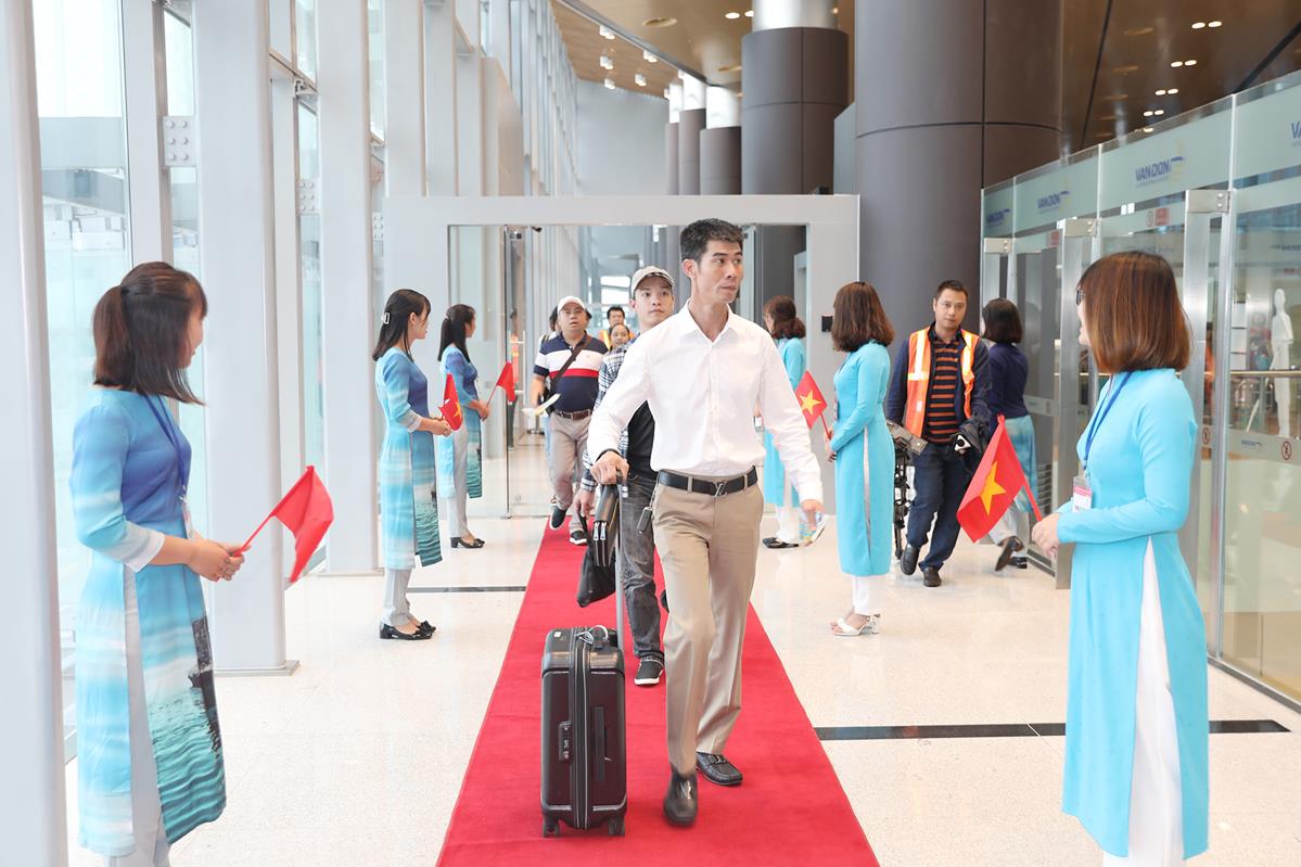 Những hành khách đầu tiên hạ cánh tại sân bay Vân Đồn sau chuyến bay thẳng Đà Nẵng - Vân Đồn