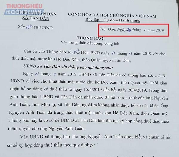 a. Th&ocirc;ng b&aacute;o số 19b về việc tr&uacute;ng thầu c&oacute; bằng mắt thường c&oacute; thể nh&igrave;n thấy việc tẩy x&oacute;a, sửa chữa (Ảnh: Hải Minh)