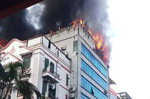 Đám cháy xảy ra tại tầng 8 của chung cư mini trên phố Trung Kính (Cầu Giấy, Hà Nội)