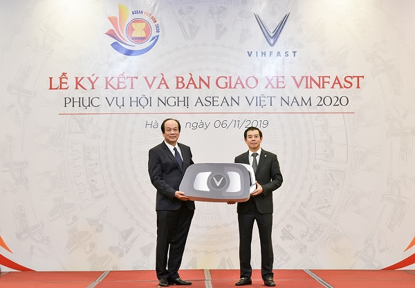 Phó Chủ tịch kiêm Tổng Giám đốc Tập đoàn Vingroup Nguyễn Việt Quang trao chìa khóa xe VinFast tượng trưng cho Bộ trưởng, Chủ nhiệm VPCP Mai Tiến Dũng