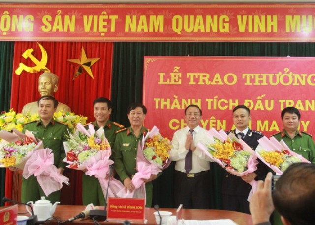 Hà Tĩnh: Trao thưởng ban chuyên án bắt giữ 30 bánh heroin, 6.000 viên ma túy