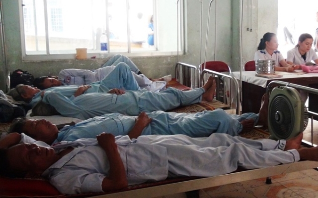 Một số bệnh viện tại Quảng Bình quá tải do người bị sốt xuất huyết đến điều trị
