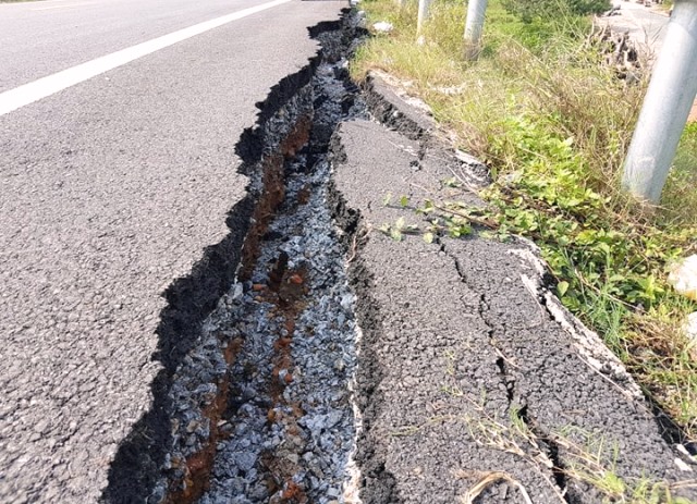 Đường dẫn vào cao tốc Đà Nẵng – Quảng Ngãi nứt toác nghiêm trọng